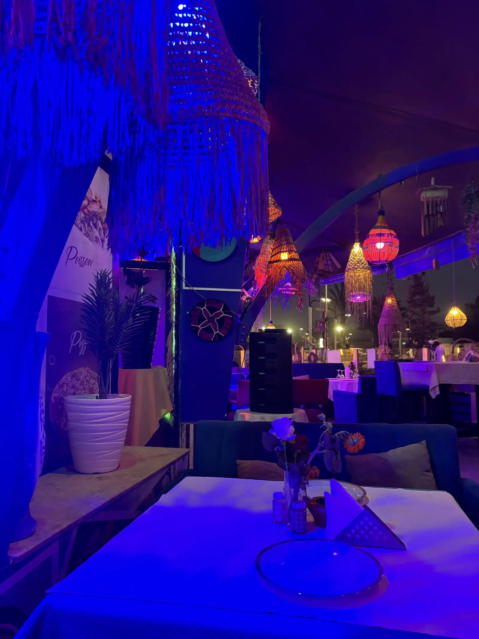 Ambiance du soir au restaurant Plage Bleue Agadir
