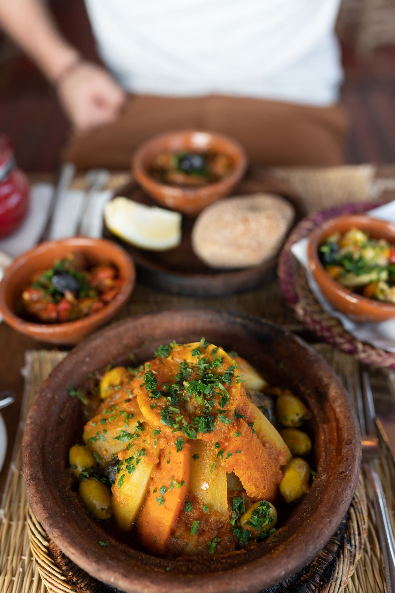 Plat à tajine marocain posé au centre de la table pour le service