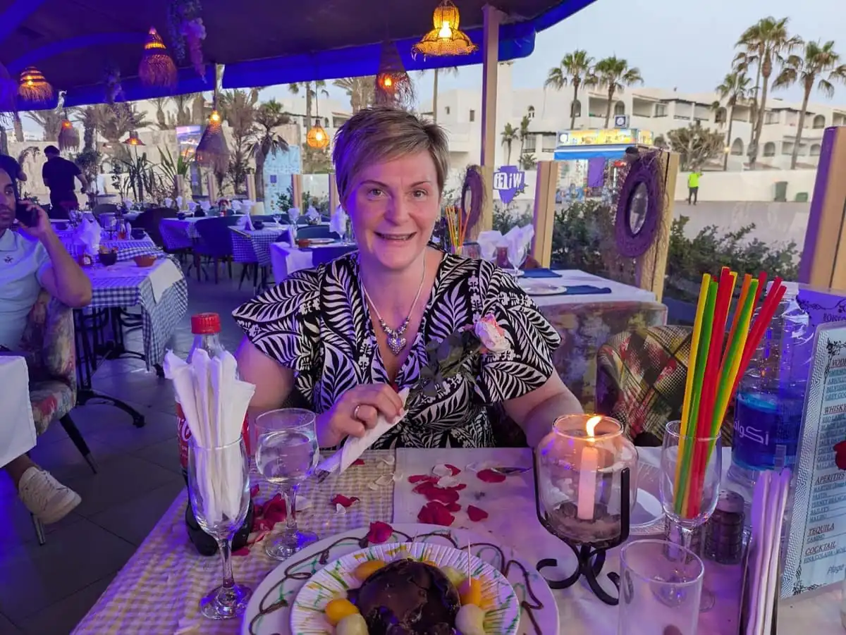 Clients installés à une table en terrasse à Agadir