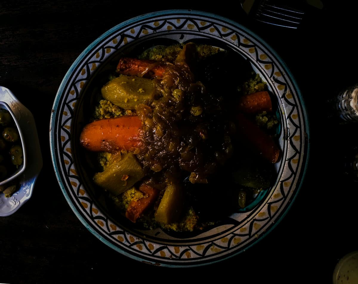Semoule et légumes réunis dans une présentation de plat marocain