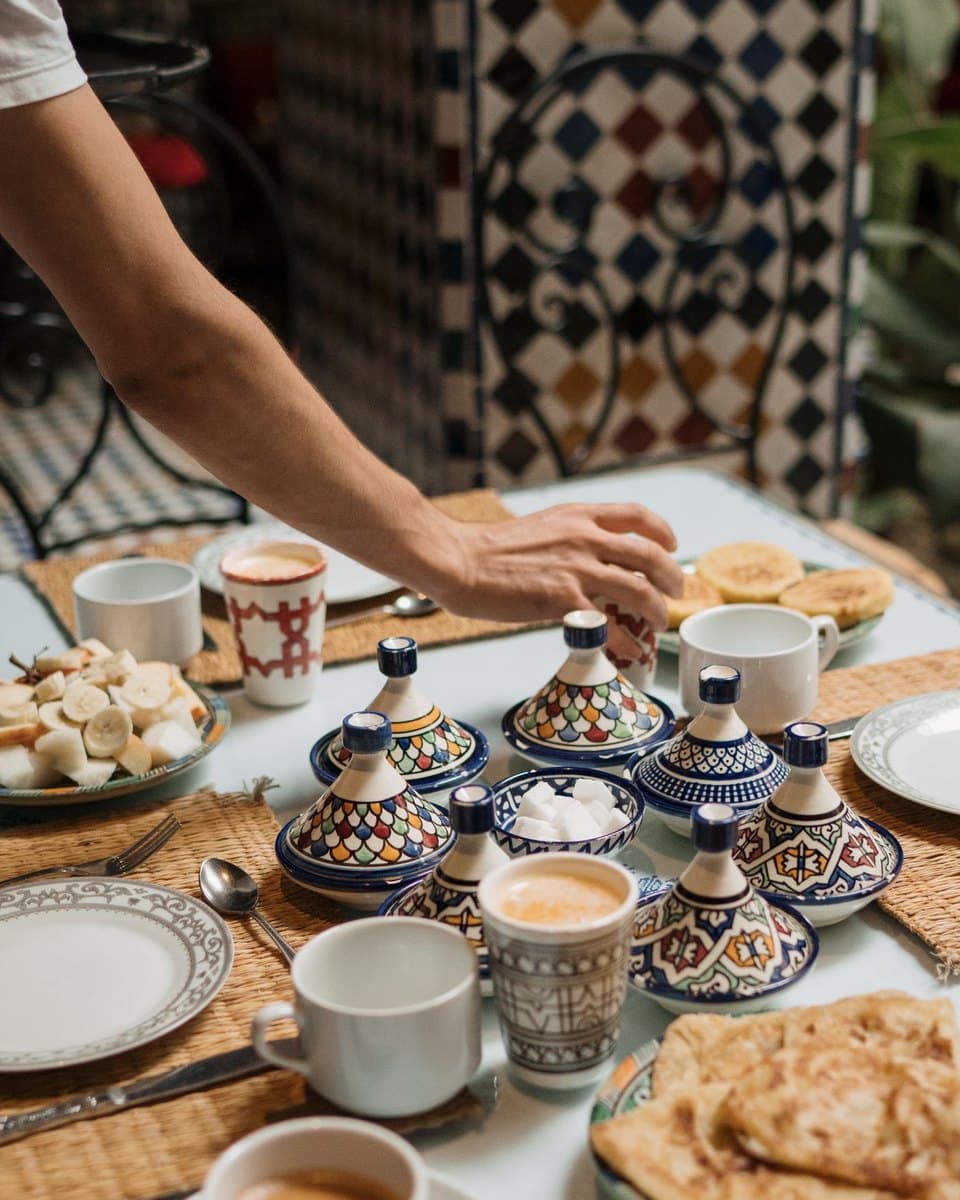 Petit-déjeuner beldi avec pains marocains, omelette et boissons à Agadir