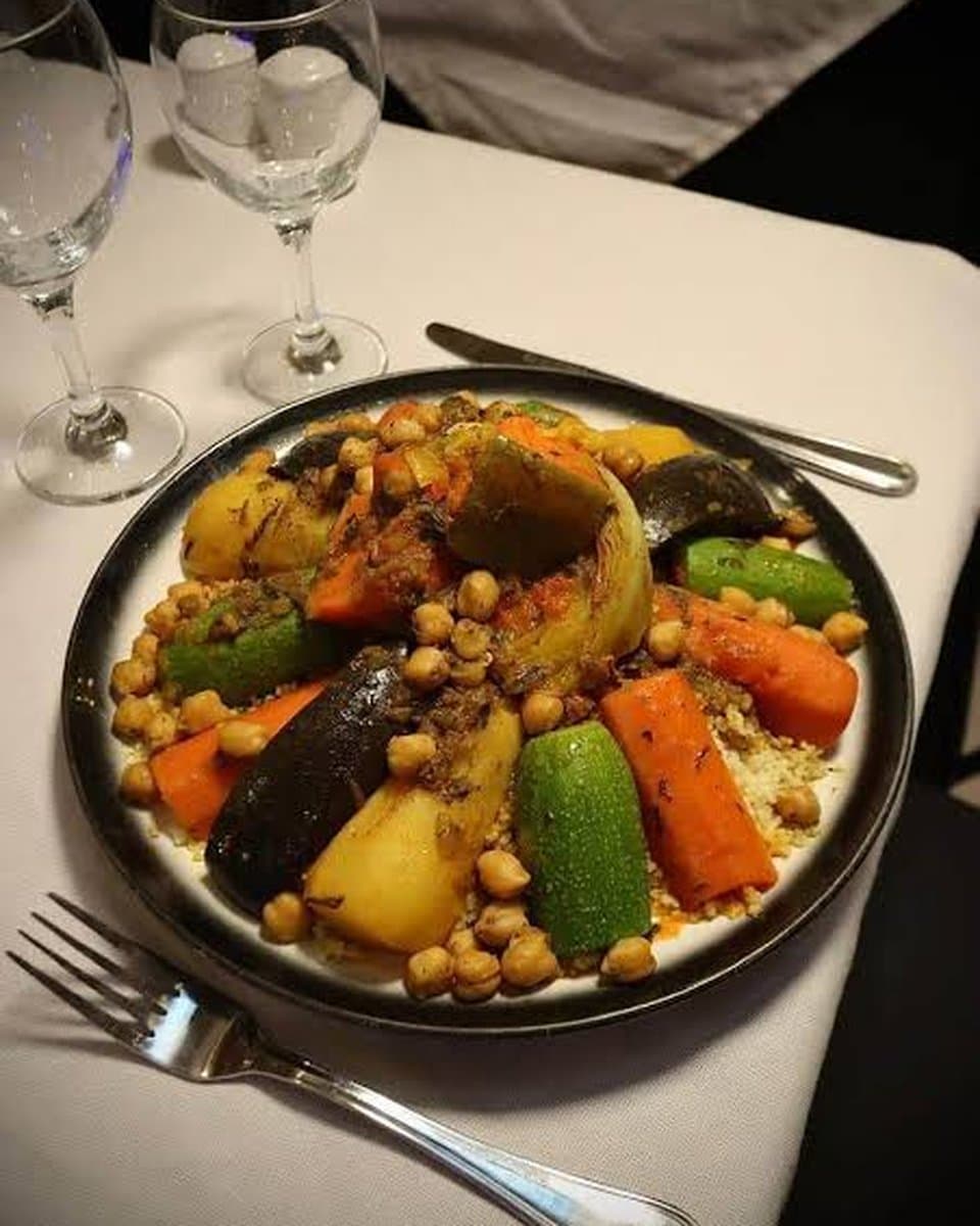 Couscous marocain servi au restaurant Plage Bleue